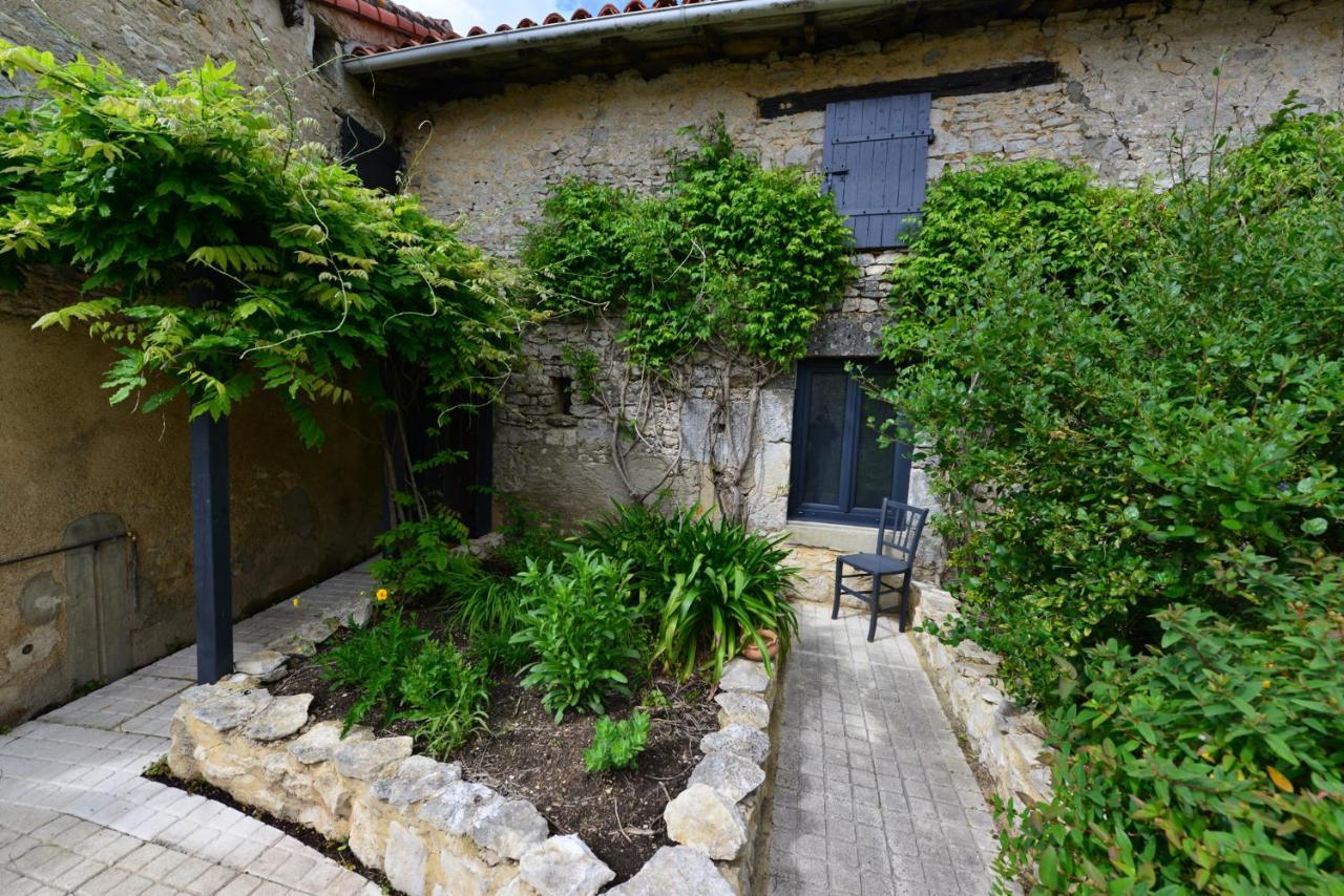 Chez Pique-Fesse Bed and Breakfast Saint-Martin-L'ars Eksteriør billede